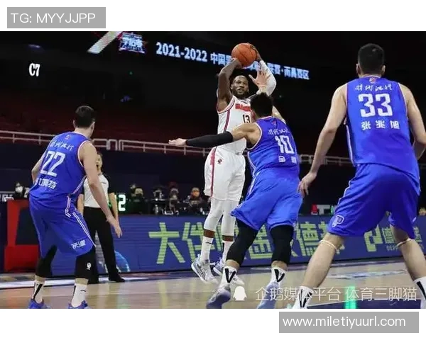 普理查德半场表现出色8投5中三分球命中率高达667贡献12分1篮板3助攻