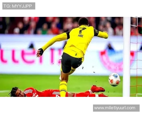 多特高层与球员赛后安慰小贝林厄姆因解围失误致拜仁进球